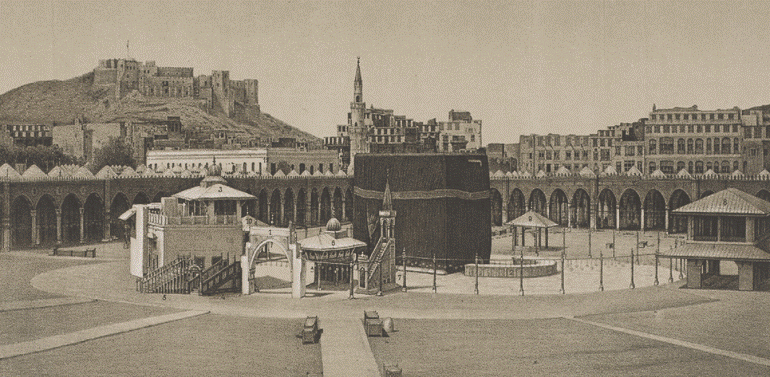 صورة من سنة 1888 تظهر بئر زمزم وقد بنيت فوقه قبة